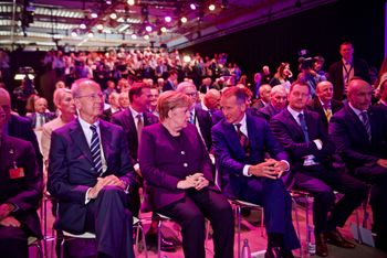 Herbert Diess i samtale med Angela Merkel.