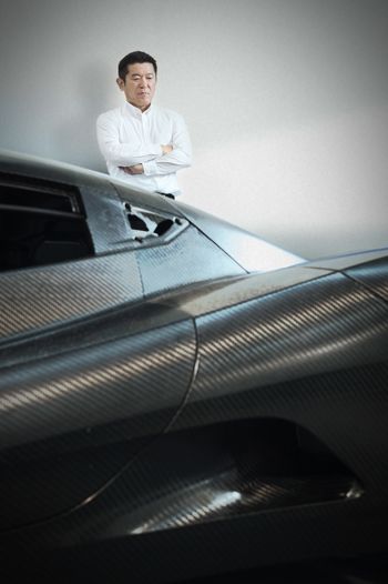 Masanori Yoshida er sjef for Aspark, og er nå klar til å vise frem bilen.