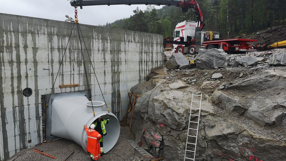 Småkraftbransjen holder pusten mens regjeringen behandler et forslag om å ilegge bransjen full grunnrenteskatt. Bildet er fra byggingen av Liemyr kraftverk i Sirdal.