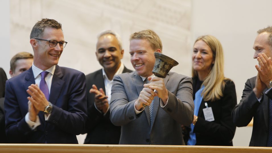 Finansdirektør Henning Karlsrud til venstre, sammen med blant andre Ice-sjef Eivind Helgaker da selskapet ble børsnotert 20. mai 2019. 