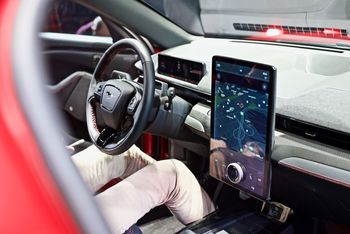 Infotainmentsystemet er utviklet fra bunnen hos Ford, og skal ha særlig gode egenskaper med tanke på navigasjon med elbil.