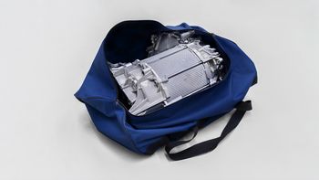 Elbilmotorer har langt færre deler enn forbenningsmotoren. Motoren til VWs ID.3 får plass i en sportsbag.