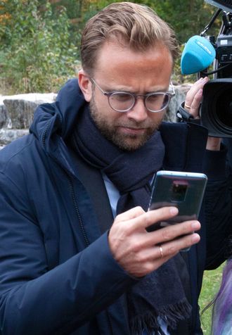 Digitaliseringsminister Nikolai Astrup (H) med mobiltelefon.