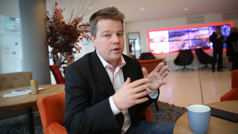 Mads Martinsen i Skretting skal sørge for at seks prosent av fiskefôret består av insekter, skog eller bakterier i 2022.