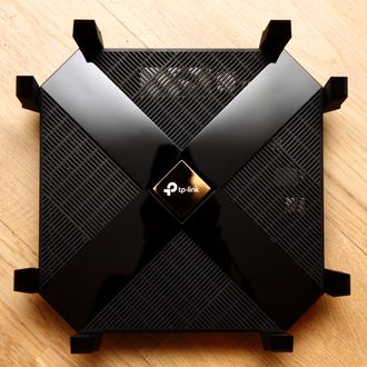 TP-Link Archer AX6000 sett ovenfra.