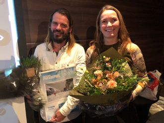 Fotograf Jacob Buchard mottok feature-prisen på vegne av ham selv og Frank Mersland. Til venstre juryleder Liv Iren Hognestad.