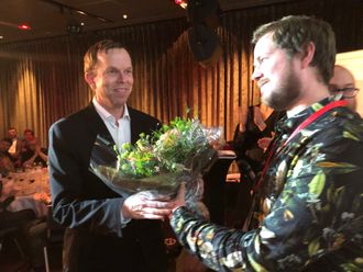 Årets foto-vinner Tormod Flem Vegge (til venstre) og jurymedlem Sondre Lindhagen Nilssen