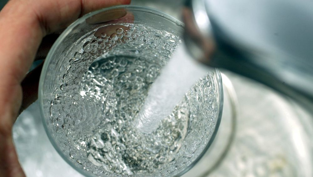 Etter stadig flere funn av sprøytemiddelrester i drikkevannet, pågår det nå en debatt om rensing av drikkevann i Danmark.