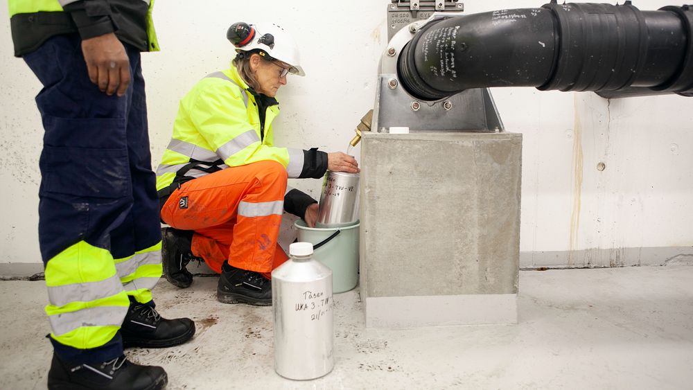 Med disse vannprøvene håper Eilen A. Vik, som leder vannprøvetakingen for Aquateam, å få bedre oversikt over mengden mikroplast i tunnelvaskevannet i Tåsentunnelen.