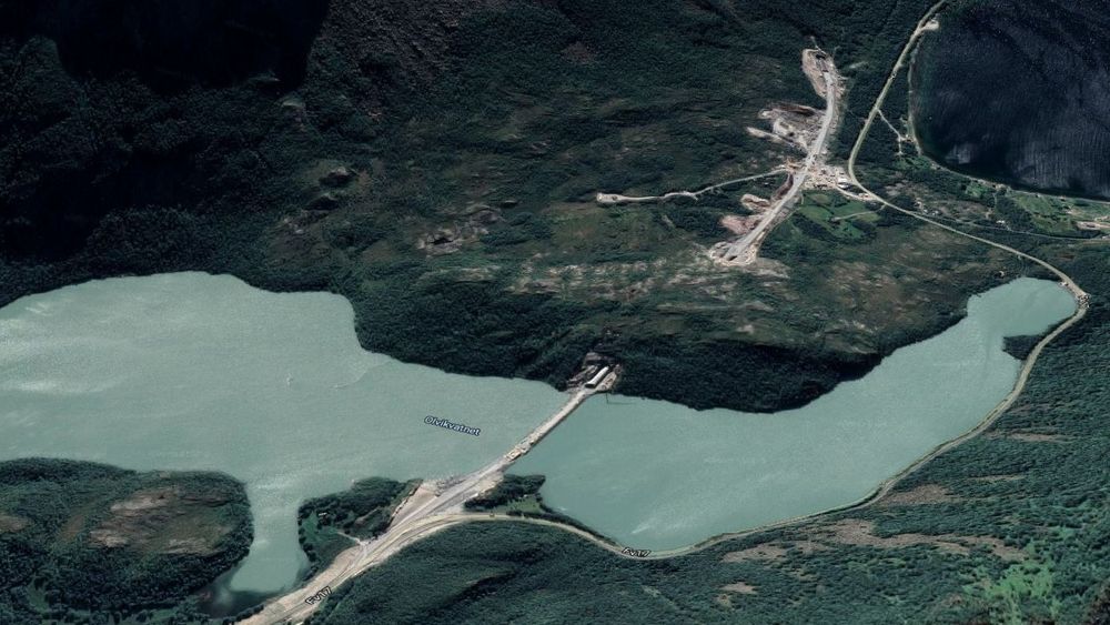 Satellittfoto av anleggsplassen der den nye riksvei 17-traseen bygges med Bakliholtantunnelen nærmest og det nordre innslaget på Liafjelltunnelen i bakgrunnen. Dagens veitrasé går langs Olvikvatnet til høyre i bildet.