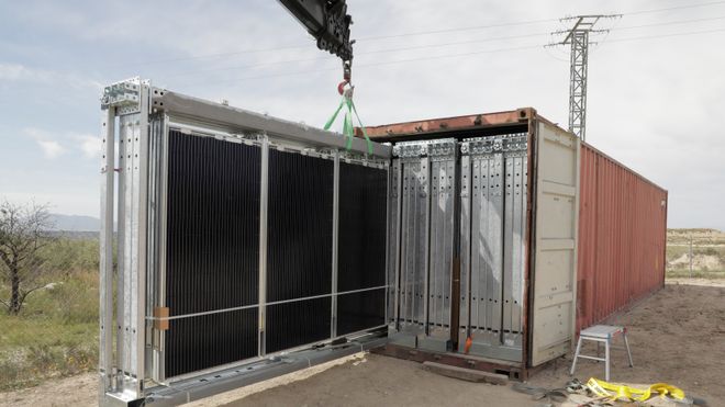 Scatec lager solstrøm-kontainer for flyktningleire og avsidesliggende bedrifter