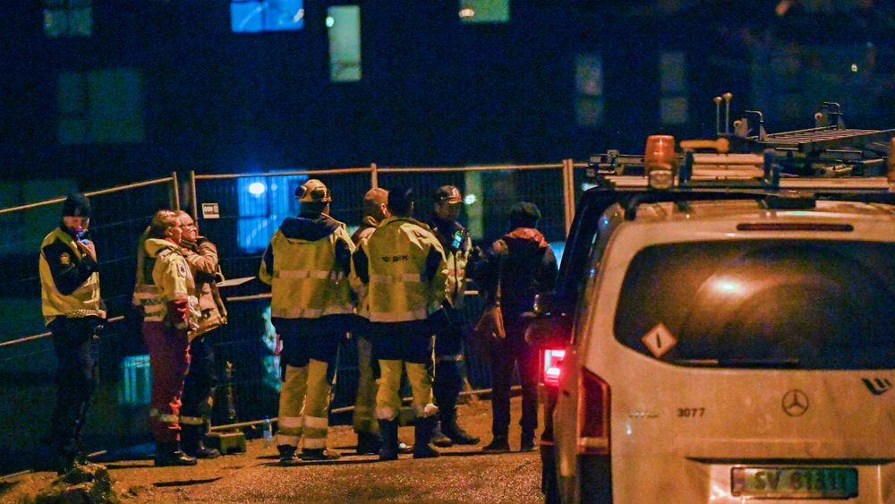 Mannskaper fra bl.a. politi og ambulanse nær stedet der  flere hus  er evakuert og E39 er stengt som følge av lekkasje etter brudd på en vannledning i Sandviken i Bergen.