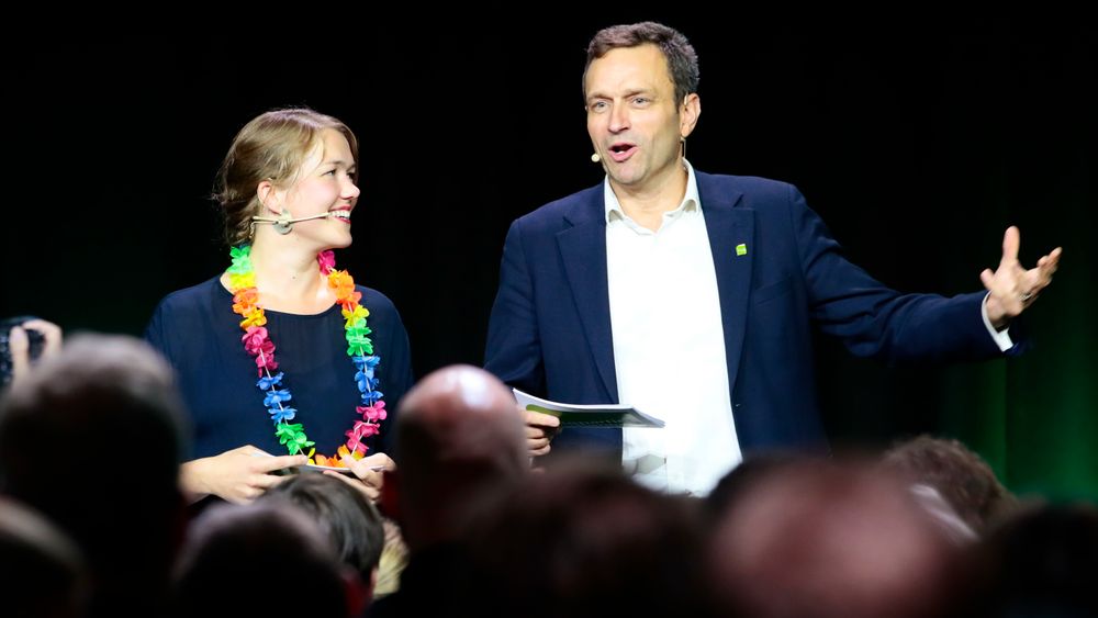 Une Bastholm og Arild Hermstad (t.h)  på valgvaken til Miljøpartiet De Grønne (MDG) tidligere i høst.