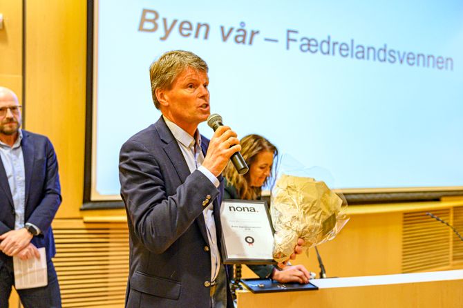 Vidar Udjus tok i mot prisen for årets digitaljournalistikk for liten redaksjon på vegne av Fædrelandsvennen.