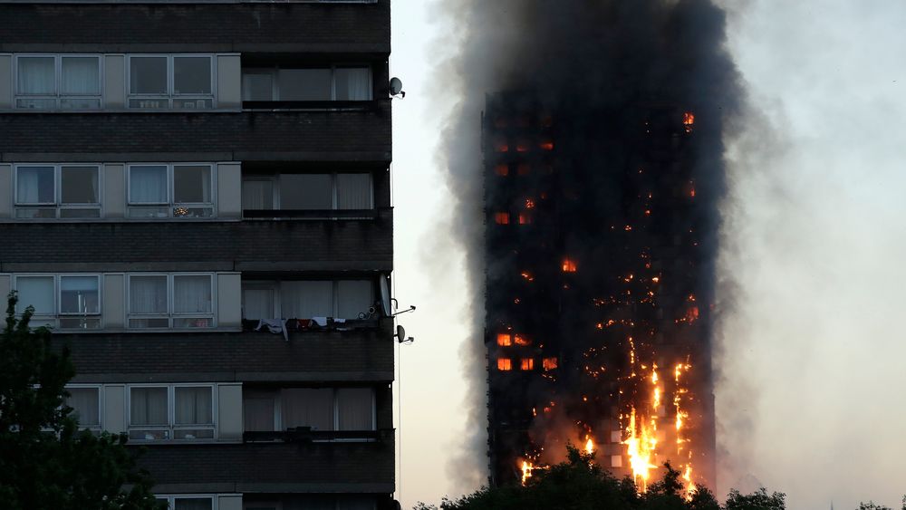 Den primære årsaken til at Grenfell-brannen kunne spre seg så raskt, var at festene rundt vinduet i kjøkkenet var lagd av uPVC som ble myk og bøyde seg på grunn av varmen fra brannen.