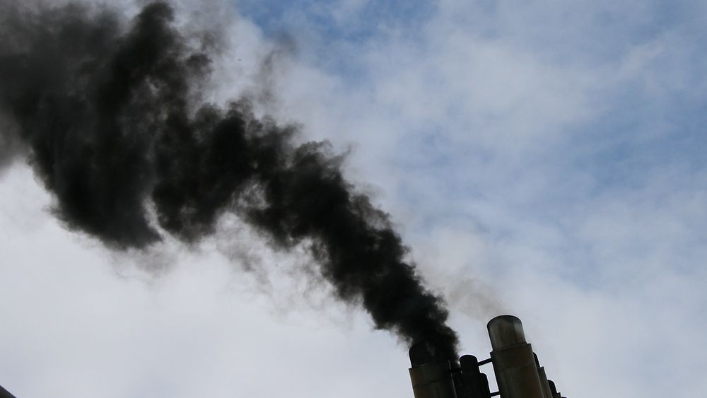 Svart og fæl eksos fra skipsmotoren ved oppstart. Den inneholder svovel, sot og partikler i tillegg til nitrogenoksider og CO2. Med CO2-fangst og lagring i form av tørris, kan skip fortsatt bruke tungolje og diesel.