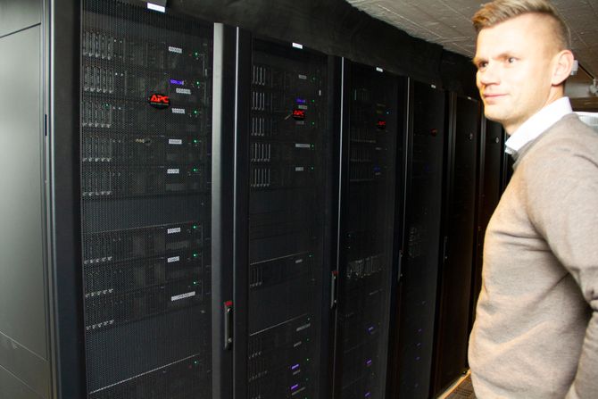 Rack i datasenteret til Braathe-gruppen. Håkon Svendsen, direktør for teknologi og tjenesteutvikling, står ved siden av.