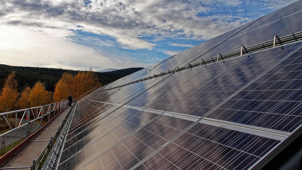 Ny nettleie med effekttariffer som setter en pris på bruk av effekt, vil gi mindre lønnsomhet til dem som har investert i solceller. – En kilowattime produsert er en kilowattime spart, sier Solenergiklyngen. Bildet er fra Høgskolen i Hedmark, som i sin tid (2013) hadde Norges største solcelleanlegg.
