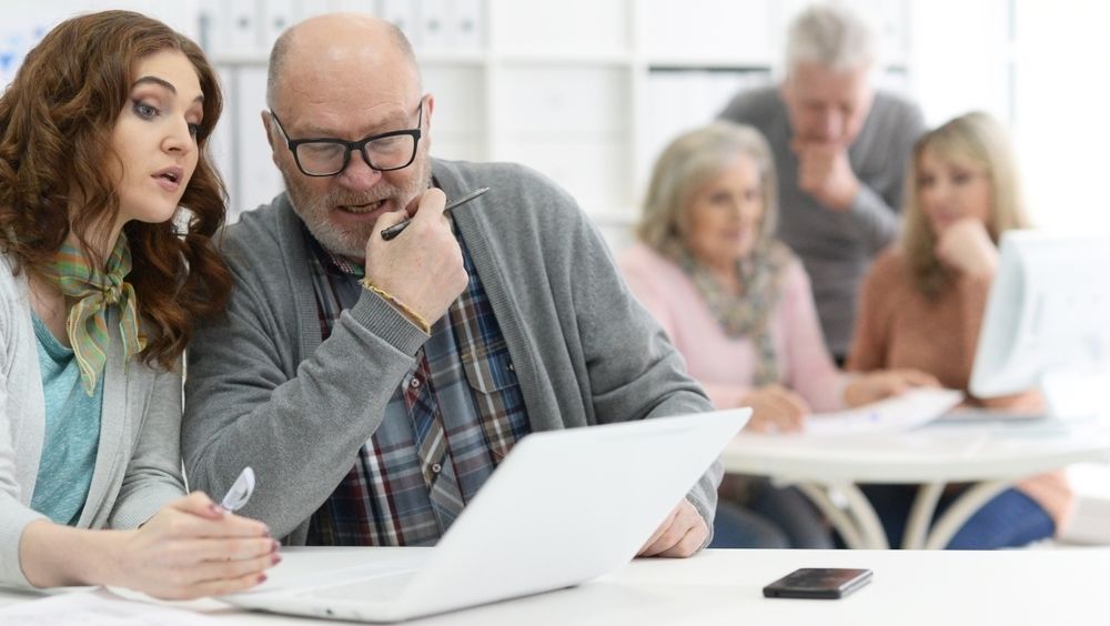 Det er forskjell på hvordan eldre og yngre arbeidstakere ser på det å ta imot kritikk og å følge regler, viser forskning.