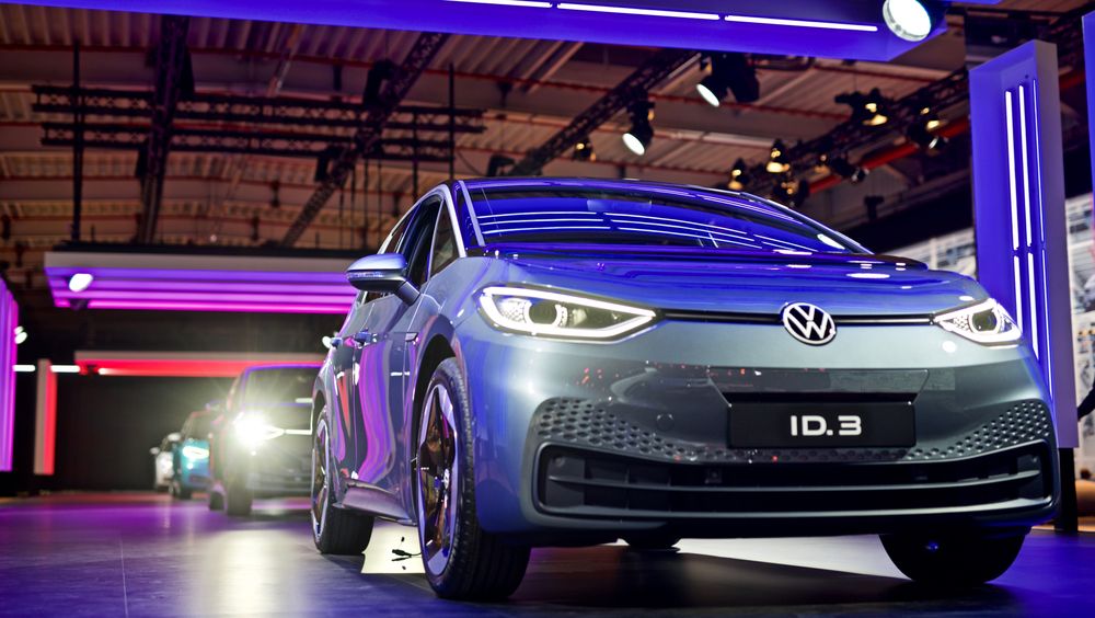 Bloomberg New Energy Finance anslår gjennomsnittlig batteripris per kilowattime på bakkenivå til 156 dollar i 2019. VW har tidligere hintet til New York Times at de betaler rundt 100 dollar per kilowattime for batteriene i ID3. Her er ID3 utstilt i Zwickau.