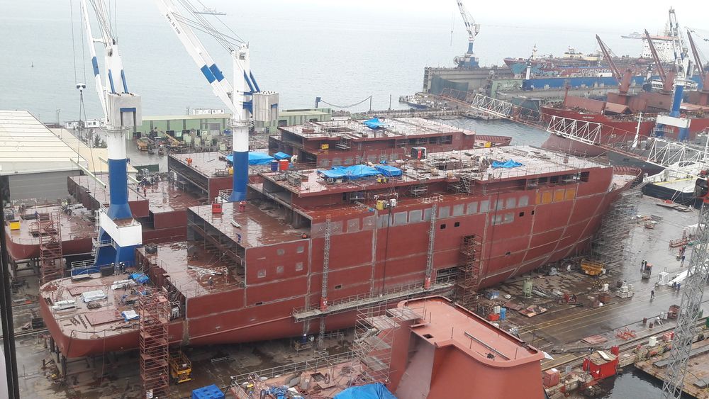 De to første skipene til Havila Kystruten bygges så å si i parallell ved Tersan Shipyard i Yalova , sør for Istanbul. Bildet er fra høsten 2019. Skipene kjøres om bord på flytedokk for sjøsetting.