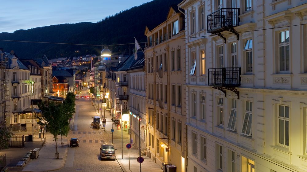 Tilbudsfristen på driftskontrakten for gatelysene i Bergen ble satt til 2.september, men ble senere utsatt to ganger, sist til 14. november.