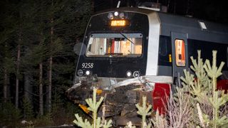 Lastebilsjåfør omkom i ulykke mot tog: Havarikommisjonen mener veiens vinkel kan være årsaken
