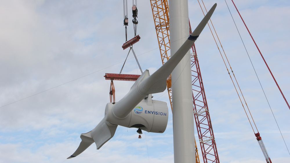 Vindturbinvinger er svære greier. Kinesiske Envision Energy bruker bare to vinger, og sparer store kostnader til montering.