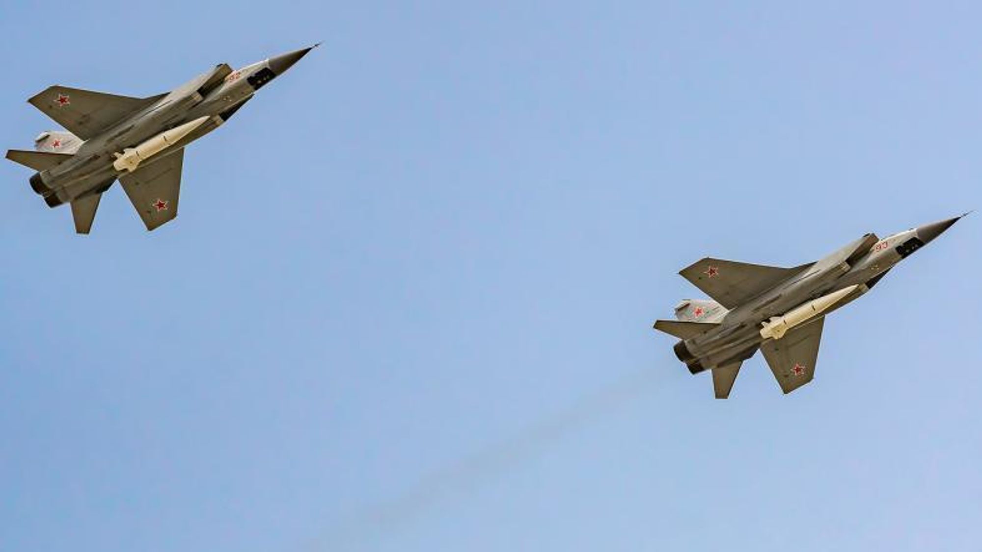 Her er de hypersoniske Kinzhal-missilene montert under russiske MIG-31 under en militærparade i Moskva i mai 2018.