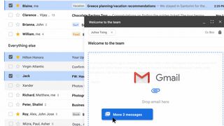 Demonstrasjon av hvordan man kan dra flere epostmeldinger i Gmail over i en ny melding, slik at de legges til som vedlegg.
