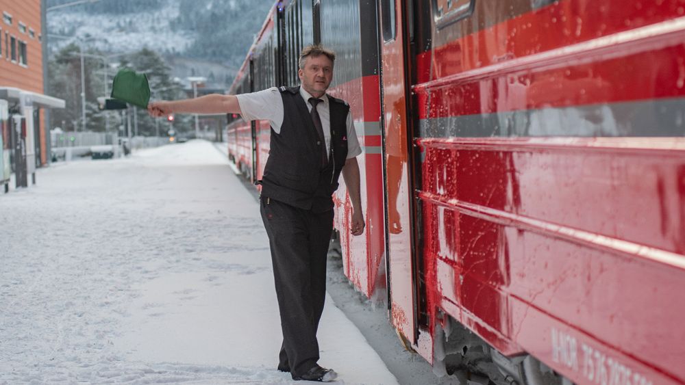 Siden det ikke finnes noe signalanlegg på den nordligste delen av Nordlandsbanen benyttes fremdeles grønne flagg når toget er klart for å forlate perrongen.