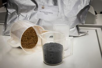 Skallet som separeres fra kaffebønnene under brenning, såkalt chaff, brukes som en av flere elementer i den nye bioplasten. 