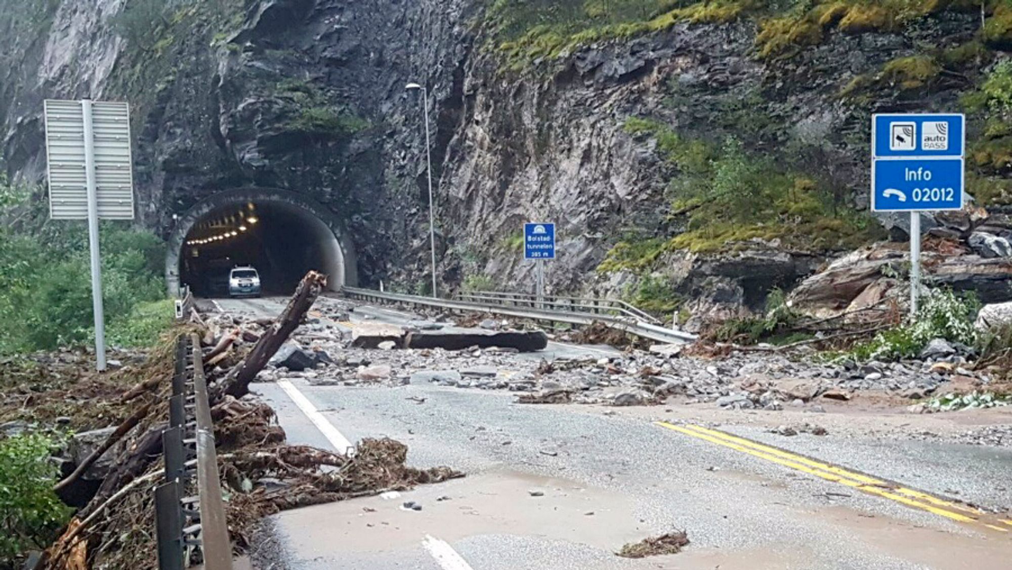 E16 mellom Voss og Bergen er en krevende strekning hvor det ofte går ras, som her ved  Bolstad, tidligere i år. Nå skal strekningen verdianalyseres i forkant av ny nasjonal transportplan.