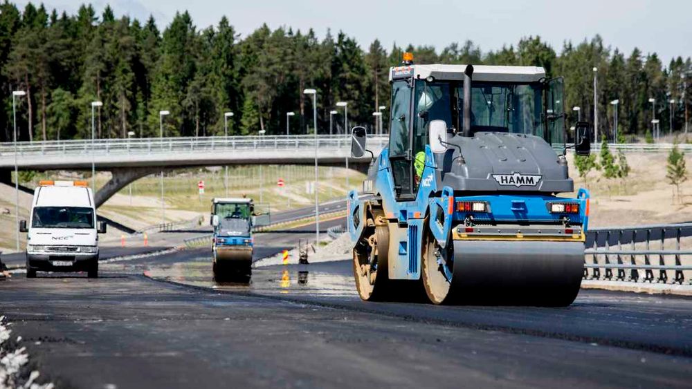 NCC har fått oppdraget med å asfaltere Nordøyvegen. På bildet er de i gang med et annet prosjekt;  E18 i Østfold.