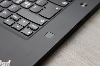 Fingeravtrykksleseren er plassert til høyre for tastaturet.