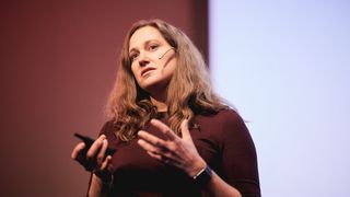Mari Heibø-Bagheri i Accenture under en presentasjon på Digital 2019-konferansen.