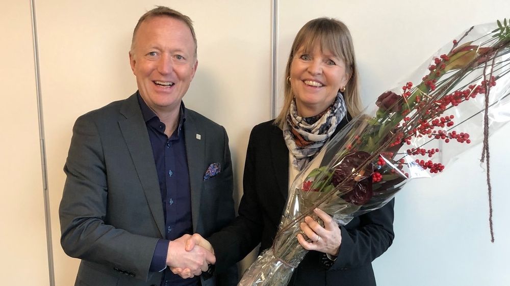 Nye Veiers styreleder Harald V. Nikolaisen gratulerer Anette Aanesland med stillingen som ny administrerende direktør i Nye Veier.