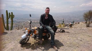 Raymond Gulbrandsen, utvikler i Unloc, på en motorsykkel et sted i Sør-Amerika.