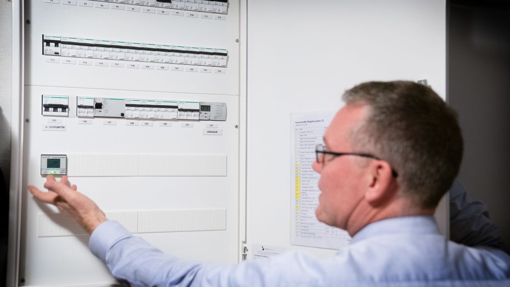 Å bruke mye strøm samtidig skal bli dyrere fra 1. juli 2021. NVE-sjefen håper at det vil gi flere incentiv til å installere smarthusteknologi.