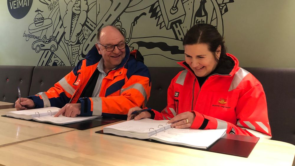 Steinar Myhre og Ingrid Dahl Hovland signerer kontrakten på E16 Åsbygda - Olum
