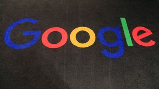 Franske konkurransemyndigheter vil Googles dominerende markedsposisjon til livs. Bildet viser logoen på et teppe i inngangspartiet hos Googles kontor i Paris.