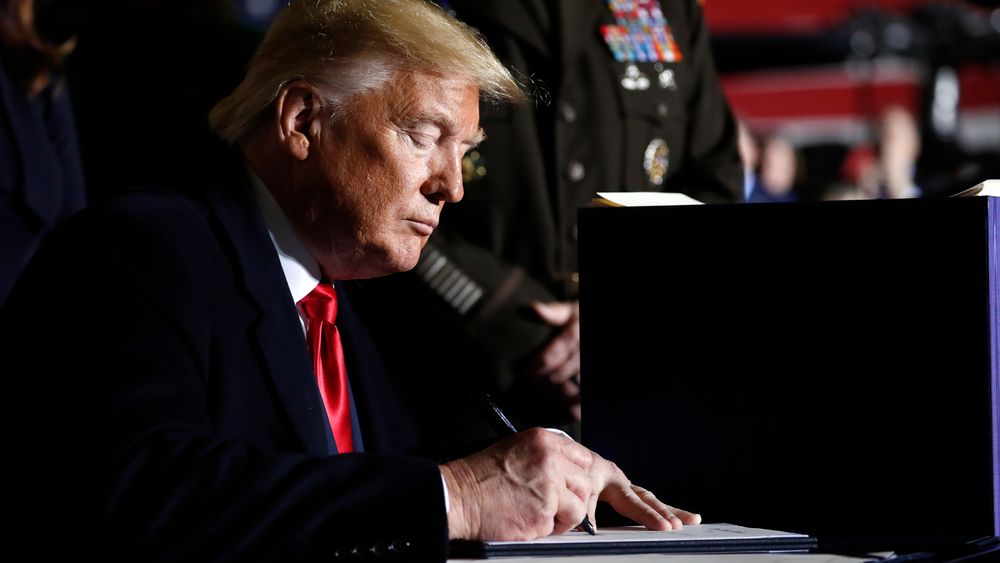 President Donald Trump signerer en lov som innebærer å bruke 738 milliarder på forsvar. Loven inneholder også sanksjoner mot russiske gassledninger.