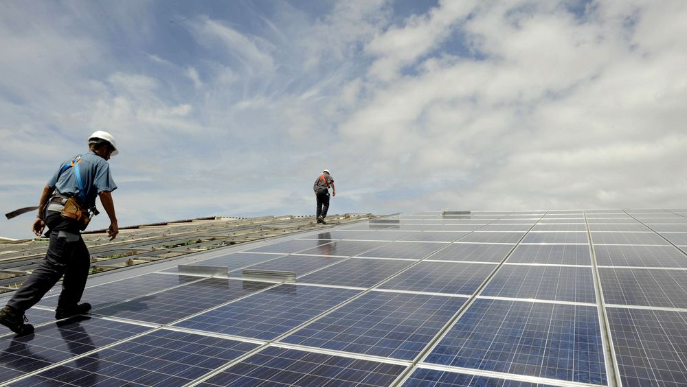 En rekke land satser nå stort på fornybar energi. Problemet er at solkraft og vindkraft ikke er stabile energikilder, påpeker Øystein Noreng i denne analysen.