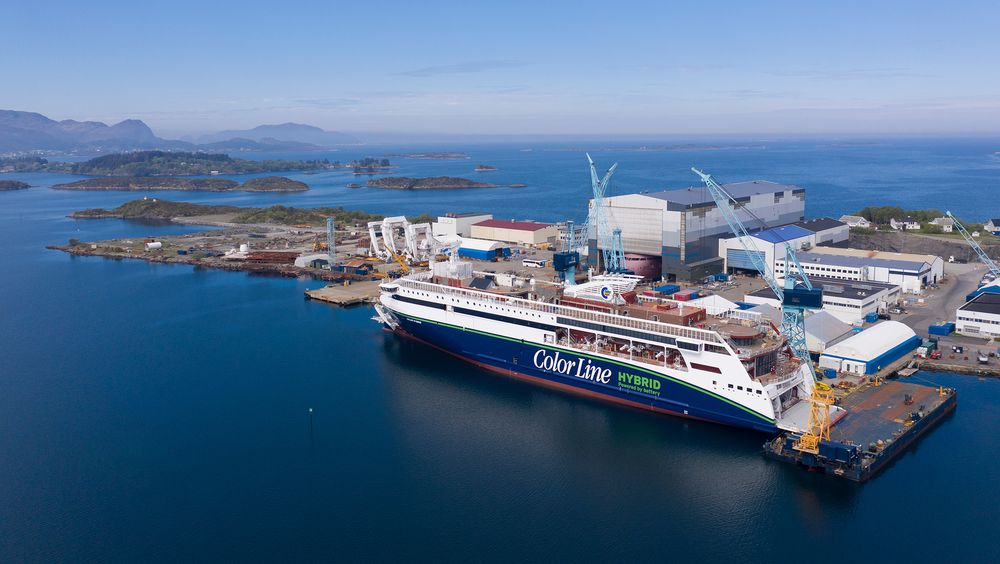 Color Hybrid ved utrustningskaia hos Ulstein mai 2019. Ulstein tror det blir flere og enda mer miljøvennlige skip i ordrebøkene framover.