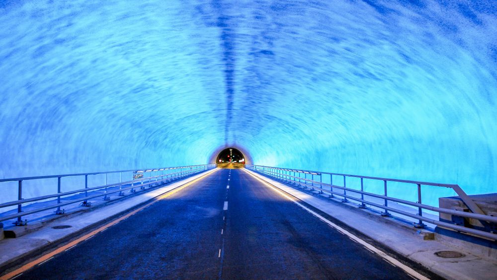 Den nye Ryfylketunnelen er et spektakulært fotomotiv, men Statens vegvesen advarer nå trafikantene mot å stoppe for å gjøre dette i tunnelen.
