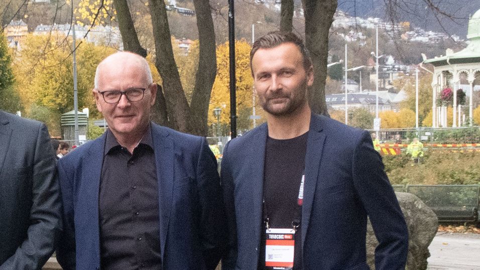 Telekom-leder Øyvind Nordal i Kong Arthur AS og daglig leder Ole Petter Hatlevoll i Sognenett, her fotografert i Bergen. Sognenett har kjøpt en løsning for drift av nettverket fra Kong Arthur.
