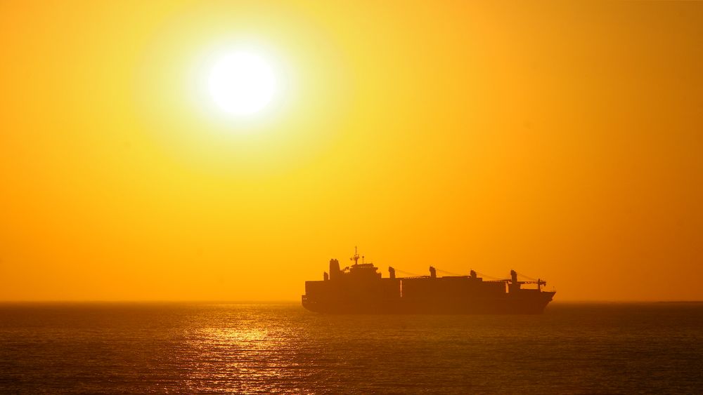 Tankskip i solnedgang. IMO-mål om 40 prosent klimakutt innen 2030 kan bli tøft, tror meklerfirmaet Clarksons Platou.