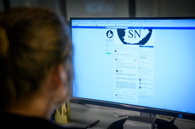 Kvinne ser på Facebook-pagen Sørlandsnyhetene. Illustrasjonsfoto