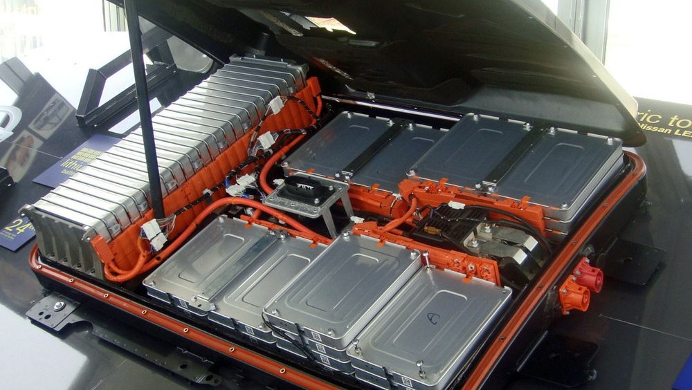 Resirkuleringsbransjen tar forholdsregler med brukte bilbatterier. Dersom de blir behandlet like røft som man har behandlet bilbatterier tidligere, kan utfallet bli dramatisk. Her illustrert ved en batteripakke fra Nissan Leaf, en av Norges mest solgte elbiler.
