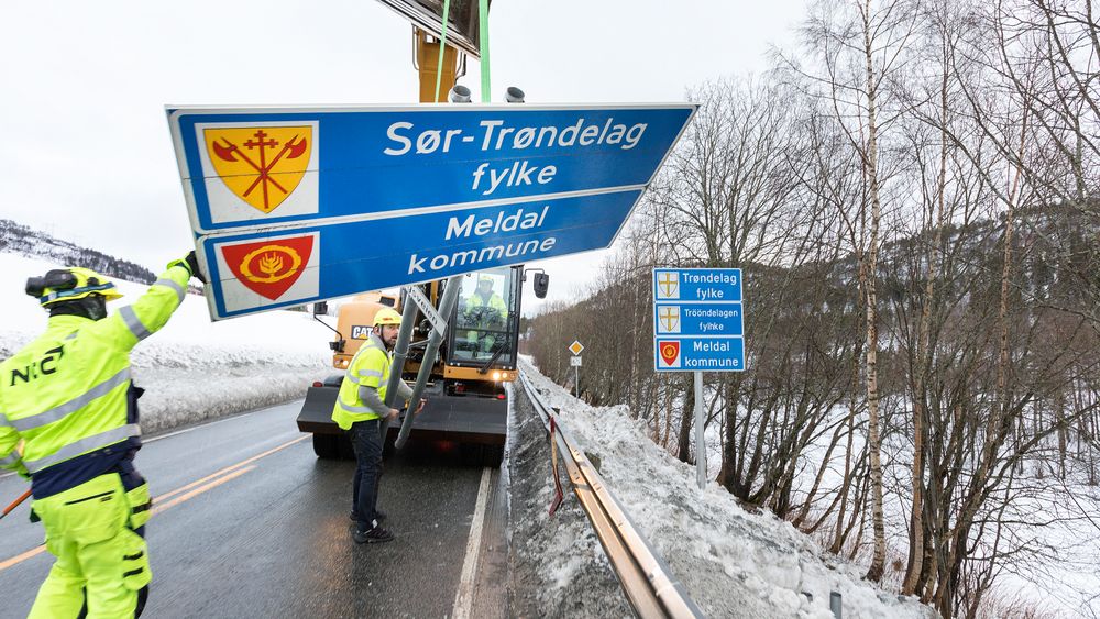 Utskiftingen av skilt på fylkesgrensene har pågått siden trøndelagsfylkene ble slått sammen i 2018 - som her på fylkesvei 65 mellom Trøndelag og Møre og Romsdal. Nå sier samferdselsministeren at skilt som er i god stand, blir tatt vare på.